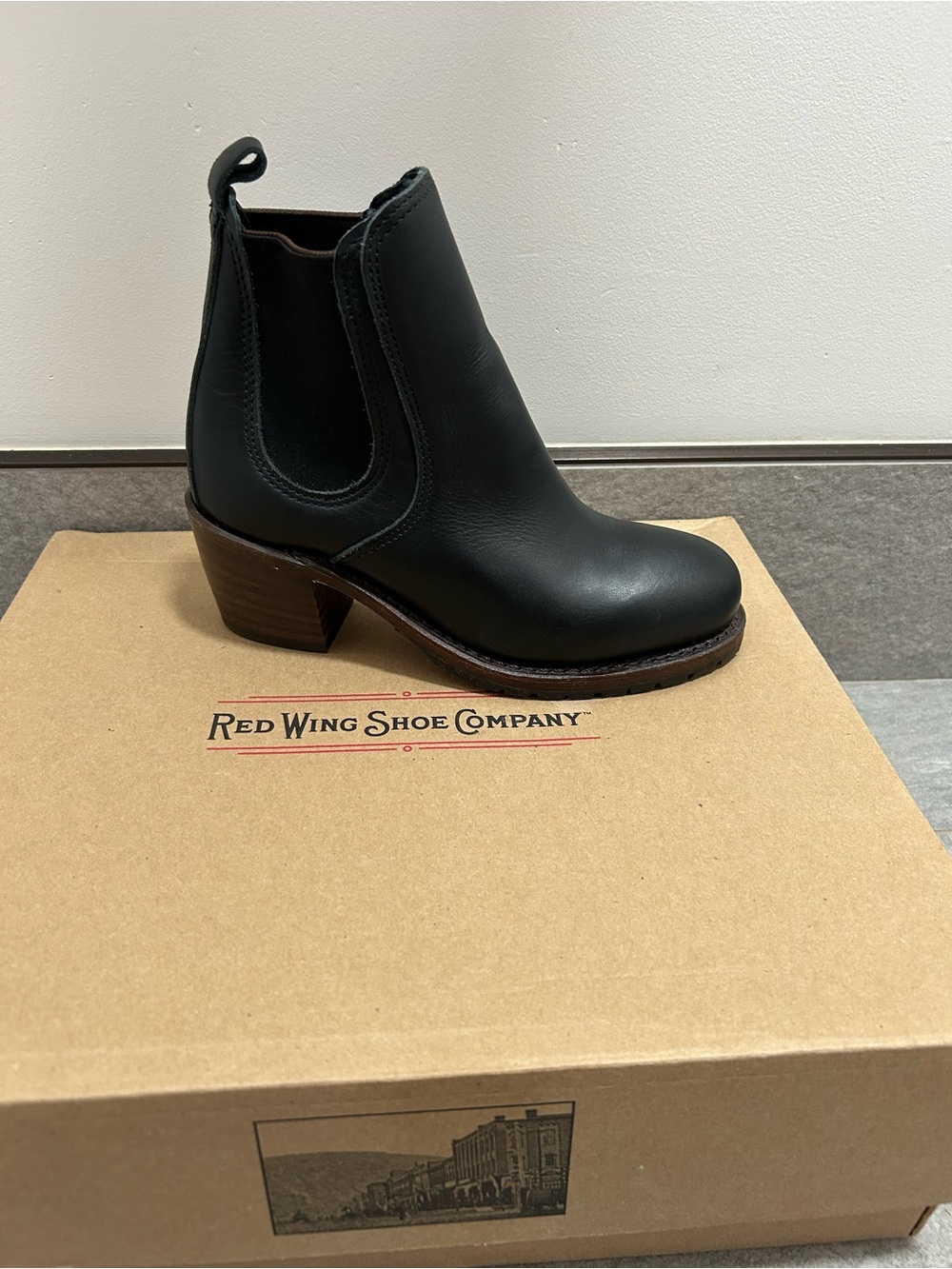 Red wing shoe Co. Black leather Chelsea Harriet boots women’s size 6 New in box